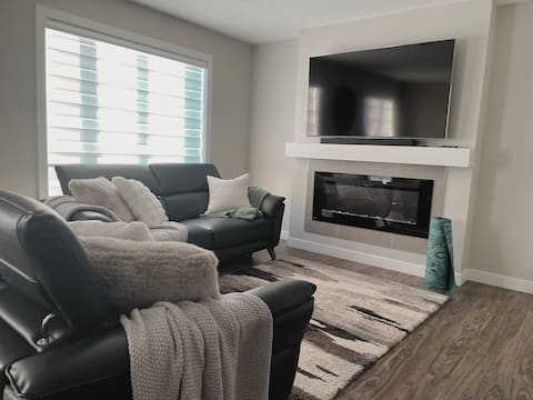Top performing Airbnb: Modern | 3 BR | 16 Mins to Airport | Fully Stocked in The Orchards At Ellerslie