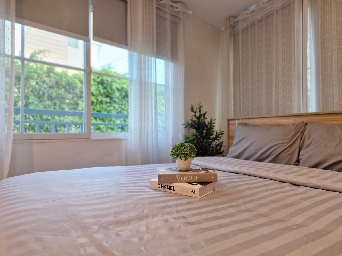 חדר השינה 3 הוא הגדול ביותר, עם חדר רחצה פרטי צמוד. הוא נפרד מהבית הראשי, אבל עדיין בתוך האזור המגודר, עם הכניסה שלו ליד הדלת הראשית - המציעה נוחות ופרטיות."