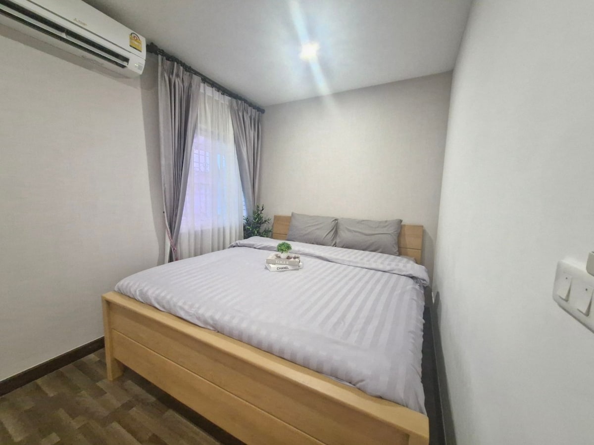 חדר שינה ראשי (מיטת קינג סייז) עם חדר רחצה צמוד.