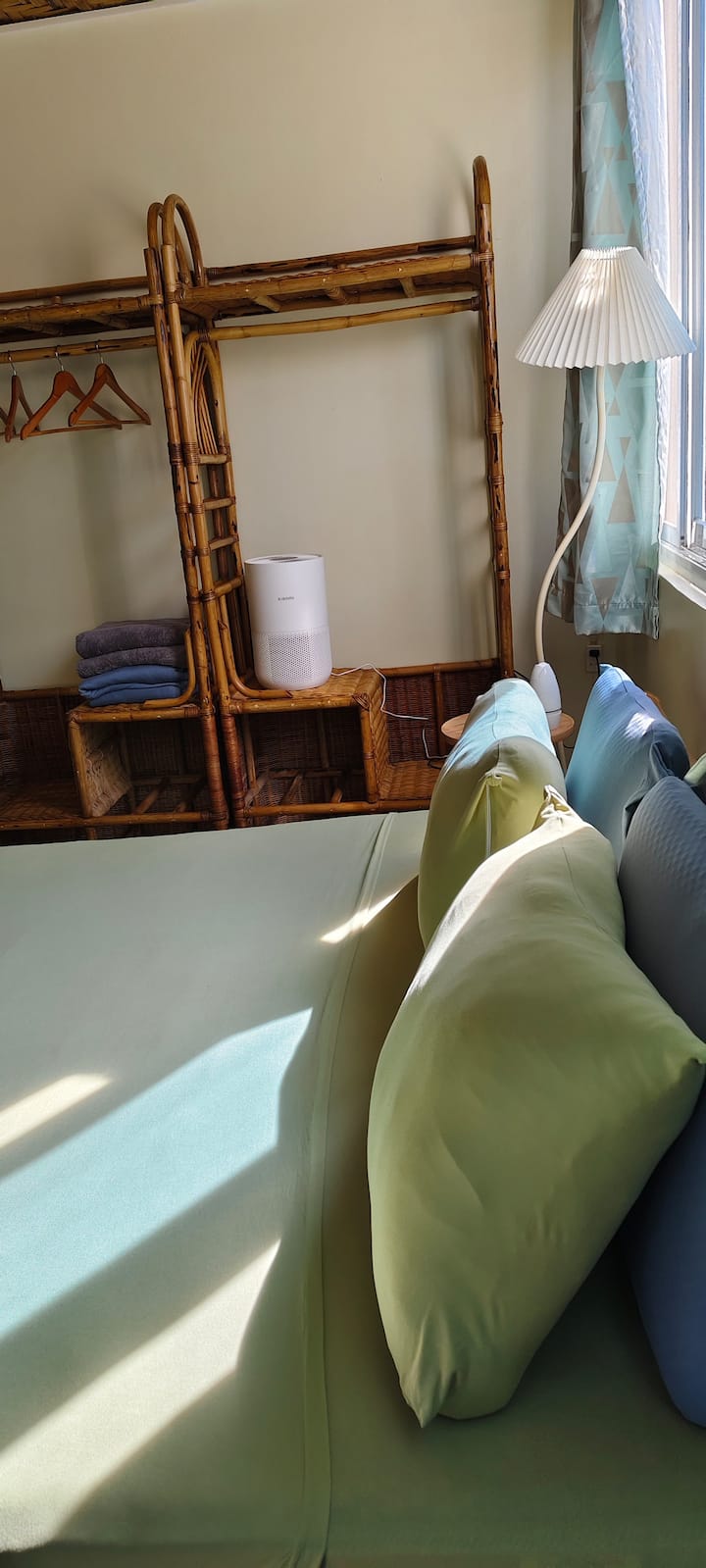 Celkovo štyri vankúše. Dva nadýchané bavlnené vankúše a dva latexové ergonomické vankúše.

Blesk na odkladacom stolíku je možné nastaviť tromi nastaveniami. Denné svetlo, chladná biela a teplá biela.

Izba je vybavená klimatizáciou, elektrickým ventilátorom, čističkou vzduchu atď.