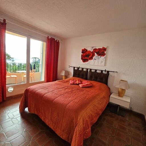 תיהנו מהנוף מהמרפסת הפרטית של החדר הזה עם קישוטים חמים. וילונות עבים יכולים לחסום את האור לשינה רגועה.