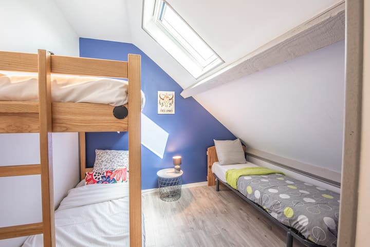 Segundo dormitorio acogedor que consta de una litera y una cama individual, ideal para niños o familias. Equipada con una claraboya con persiana, ofrece comodidad y tranquilidad para disfrutar de noches apacibles.
