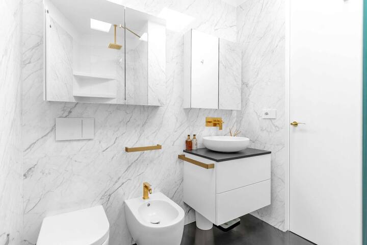 (Duomo+Parking) Luxury Velasca Apartment gallery image 2