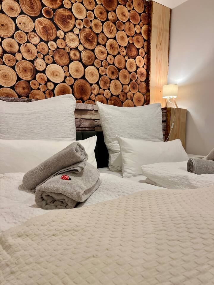 Dormir como en la cabaña alpina: dormitorio acogedor para dos en el sótano
