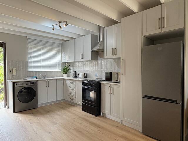 Canterbury Cottage, Claremont gallery image 5