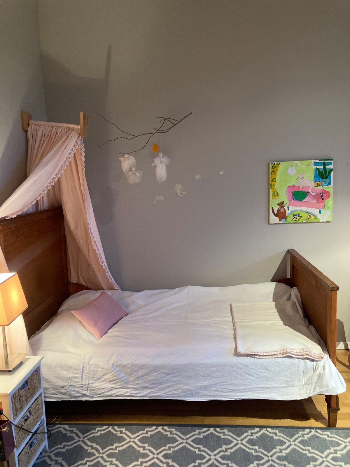 Втората спалня (също използваема като детска стая) е оборудвана с легло 200x90 см, нощно шкафче, гардероб, детско бюро и закачалка за игра.