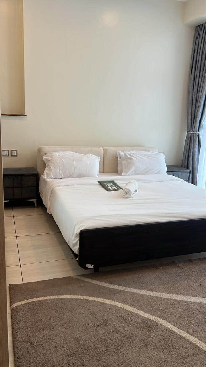 Recámara principal con baño privado, acceso al balcón y vestidor