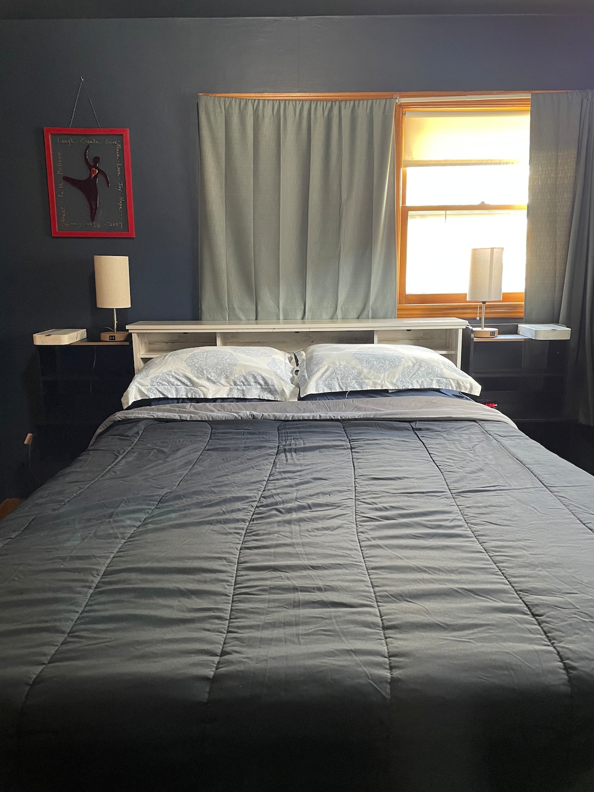 طاولات جانبية مع مساحة تخزين وUSB ومنافذ. خزانة مع مساحة تخزين وشماعات