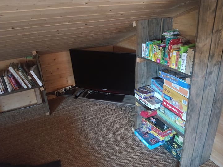 television et étagère avec jeux de société pour agrémenter votre séjour.
