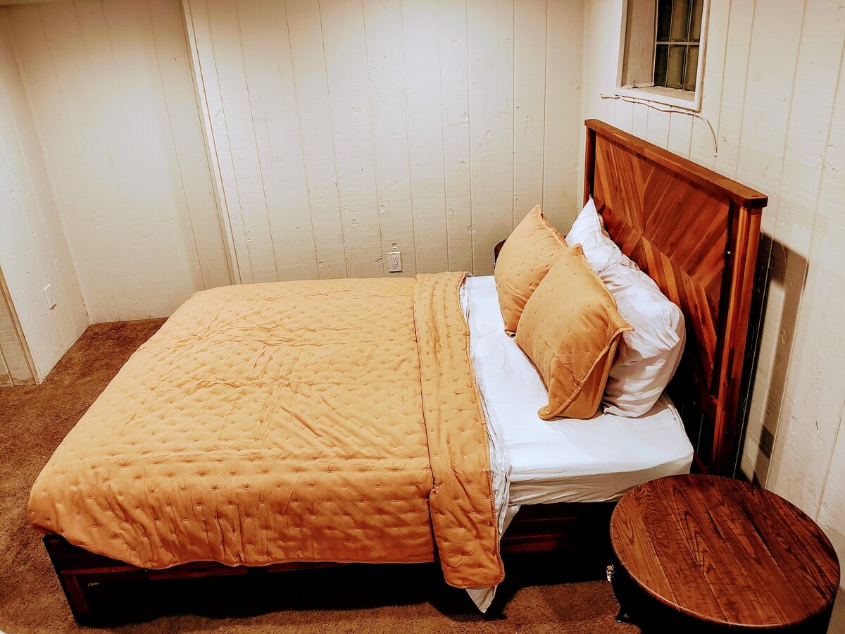 استمتع بلمسة من فرنسا في بيتسبرغ مع هذا الجناح السفلي الساحر في C'est Chic. استمتع بهروب هادئ يضم سريرًا متوسطًا على الطراز الريفي والإسكندنافي وفراش لحاف مريح وإضاءة أرضية LED دافئة - مثالية لقضاء عطلة هادئة!