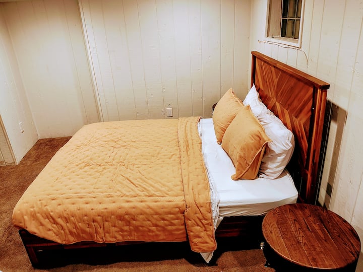 Disfruta de un toque de Francia en Pittsburgh con esta encantadora suite en el sótano de C'est Chic. Disfruta de una escapada serena con una cama tamaño queen de estilo rústico y escandinavo, una acogedora ropa de cama de colcha y una cálida iluminación LED en el piso, ¡perfecta para una escapada tranquila!