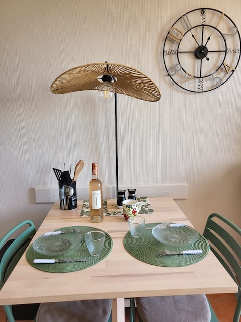 Top performing Airbnb: Air-conditioned apartment with sea view, pool, 4 people, comfort in Roquebrune Sur Argens