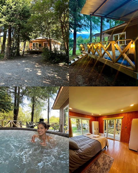 Cabin with private access to lake and hot tub