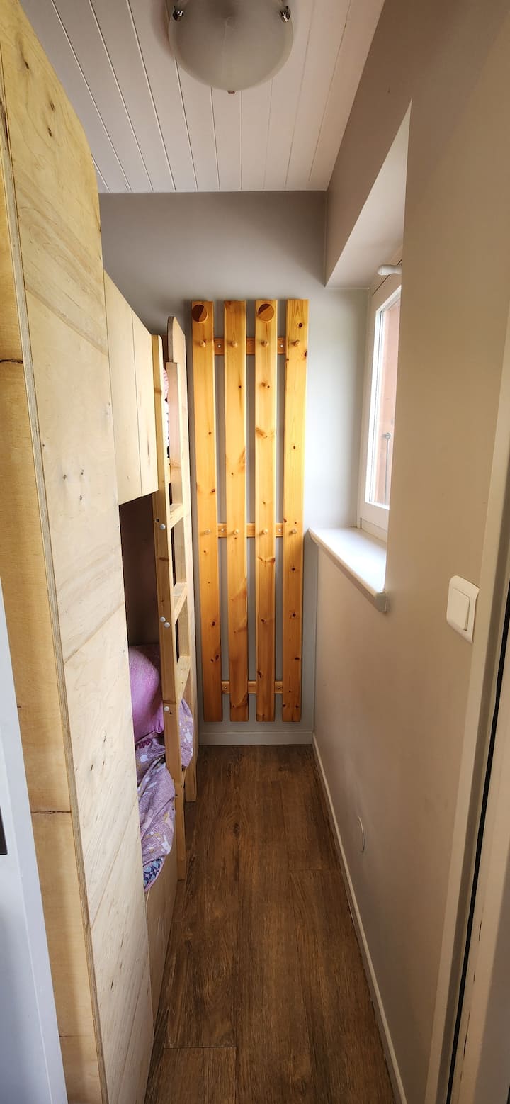 zona e gjumit përbëhet nga 2 krevate dykatësh (2 krevate 140 cm). 
Kjo hapësirë mbyllet me një derë rrëshqitëse.