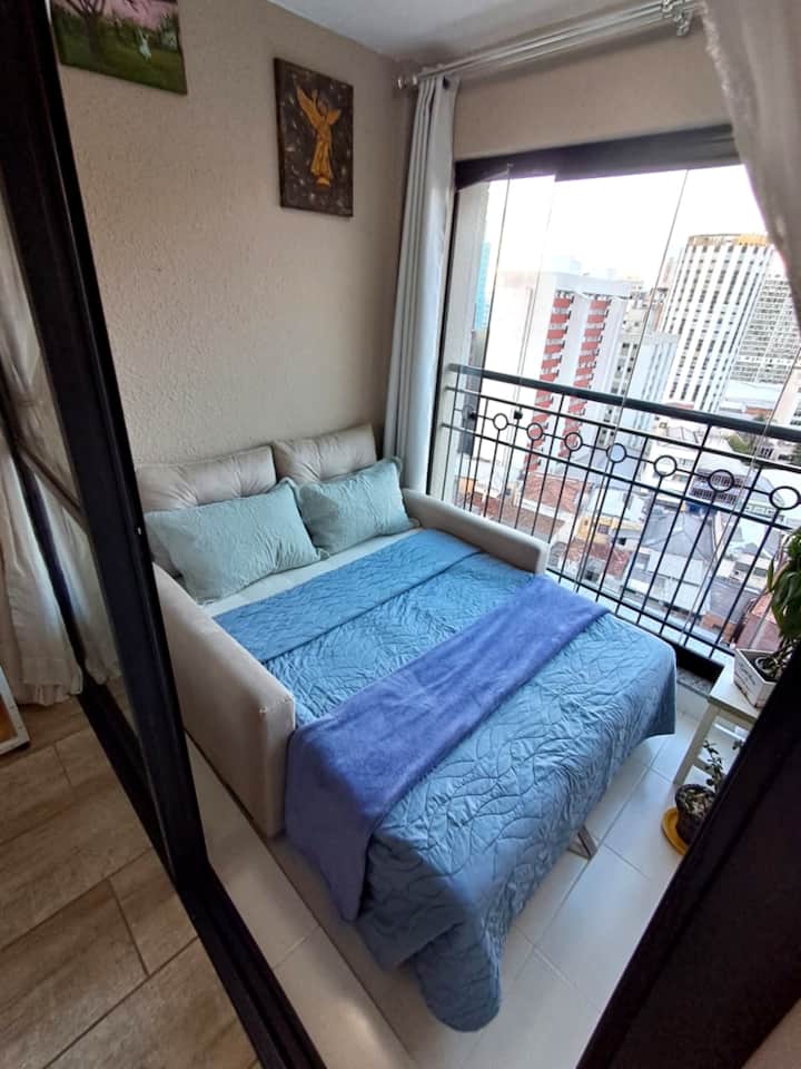 Mit Panoramaaussicht
Mit Verdunkelungsvorhängen für Komfort und Privatsphäre, von außen und vom Wohnzimmer.
Schlafsofa mit Doppelmatratze Größe 1,40 L x 1,88 C
