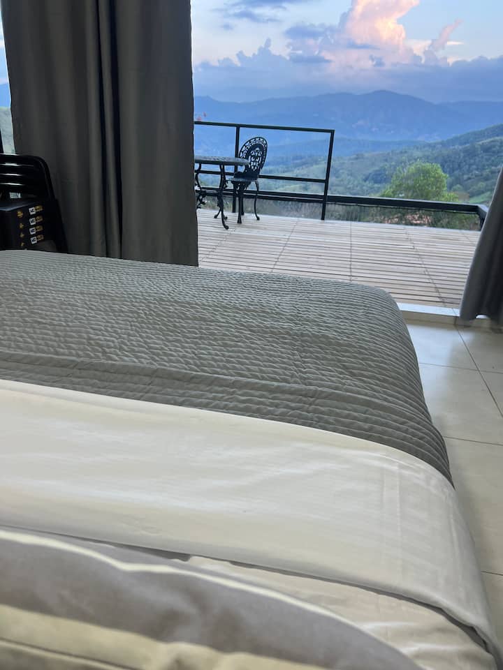 Соба со прекрасен поглед кон планината 