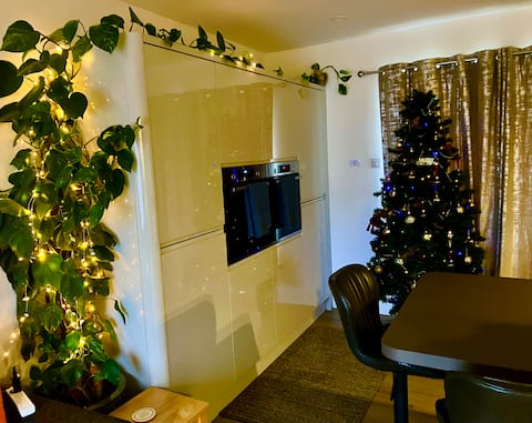 Elkstone House Hottub Luxury, Comfortable Retreat