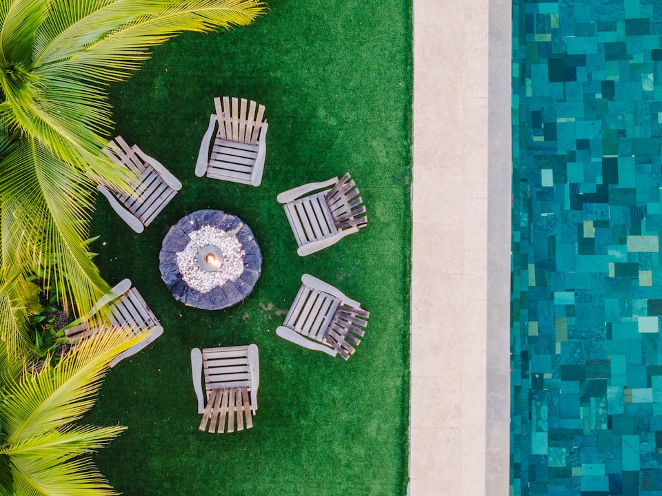 The fire pit and the pool seen from straight above