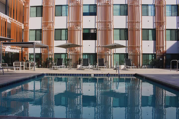 The Pacino - 2 Br Condo W/ Hot Tub, Pool & Gym - Santa Ana, CA