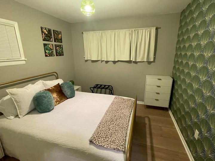Tne Green Goddess Room. Queen Bed.