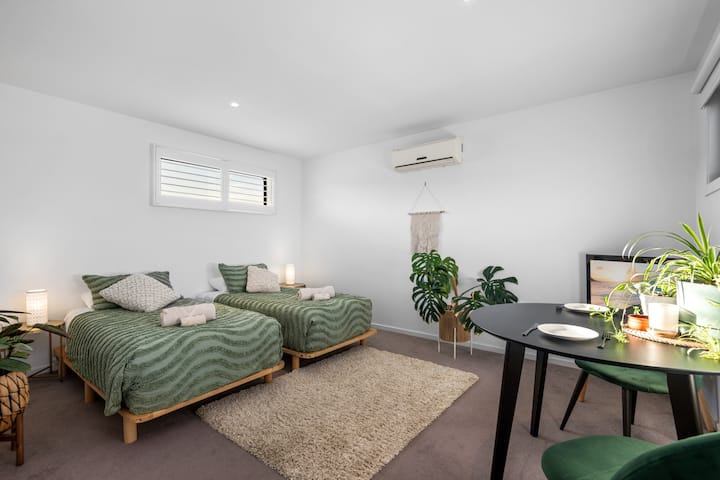 Un segundo dormitorio en la planta superior que se puede configurar con dos camas individuales o una cama tamaño king, junto con una mesa de comedor y un televisor de 32 pulgadas equipado con Google Chromecast. También hay una cuna de viaje disponible. 