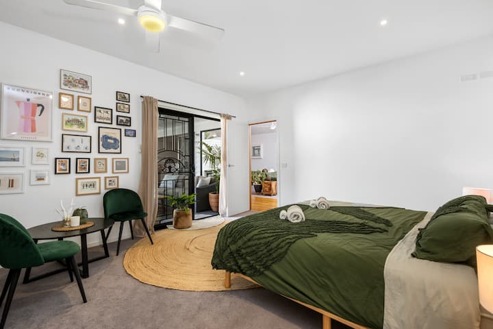 Un amplio dormitorio principal que se abre a una terraza soleada para tomar el café de la mañana después de un merecido descanso.