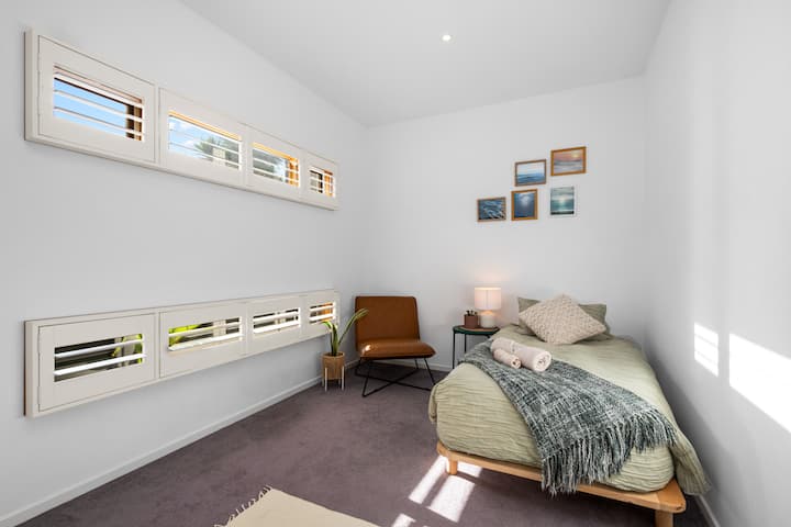 Disfruta de una noche de sueño tranquilo para uno o acomoda a un pequeño en este pintoresco y sencillo dormitorio de la planta baja con una cama king individual y mucho espacio en el suelo para extender los juguetes.