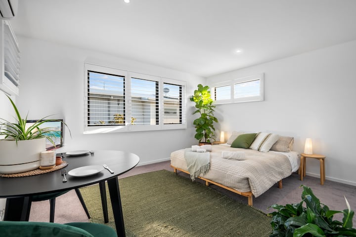 Una espaciosa habitación en la planta superior con mucha luz natural, cama tamaño queen, mesa de comedor y TV de 32 pulgadas equipada con Google Chromecast. También hay una cuna de viaje disponible.