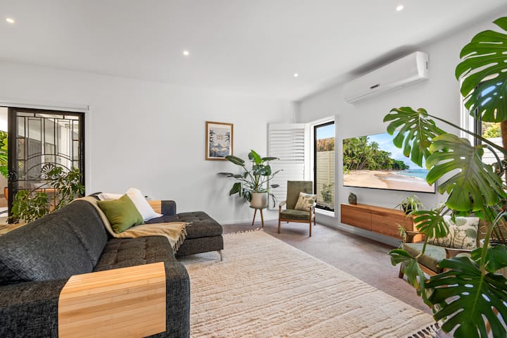 Disfruta de tus películas, programas o deportes favoritos, pon un delicioso programa de cocina mientras preparas un festín en la cocina o entretén a los niños con dibujos animados en el televisor de 75" mientras disfrutas de un poco de paz y tranquilidad.