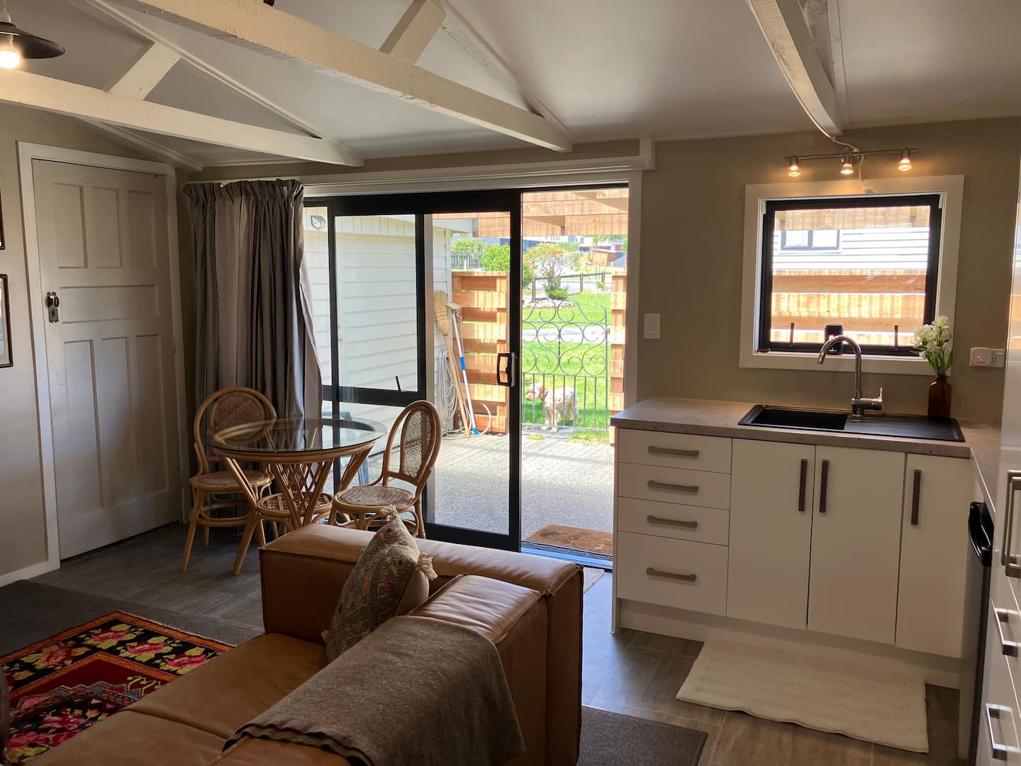 Cozy Cottage, Great Location! 4