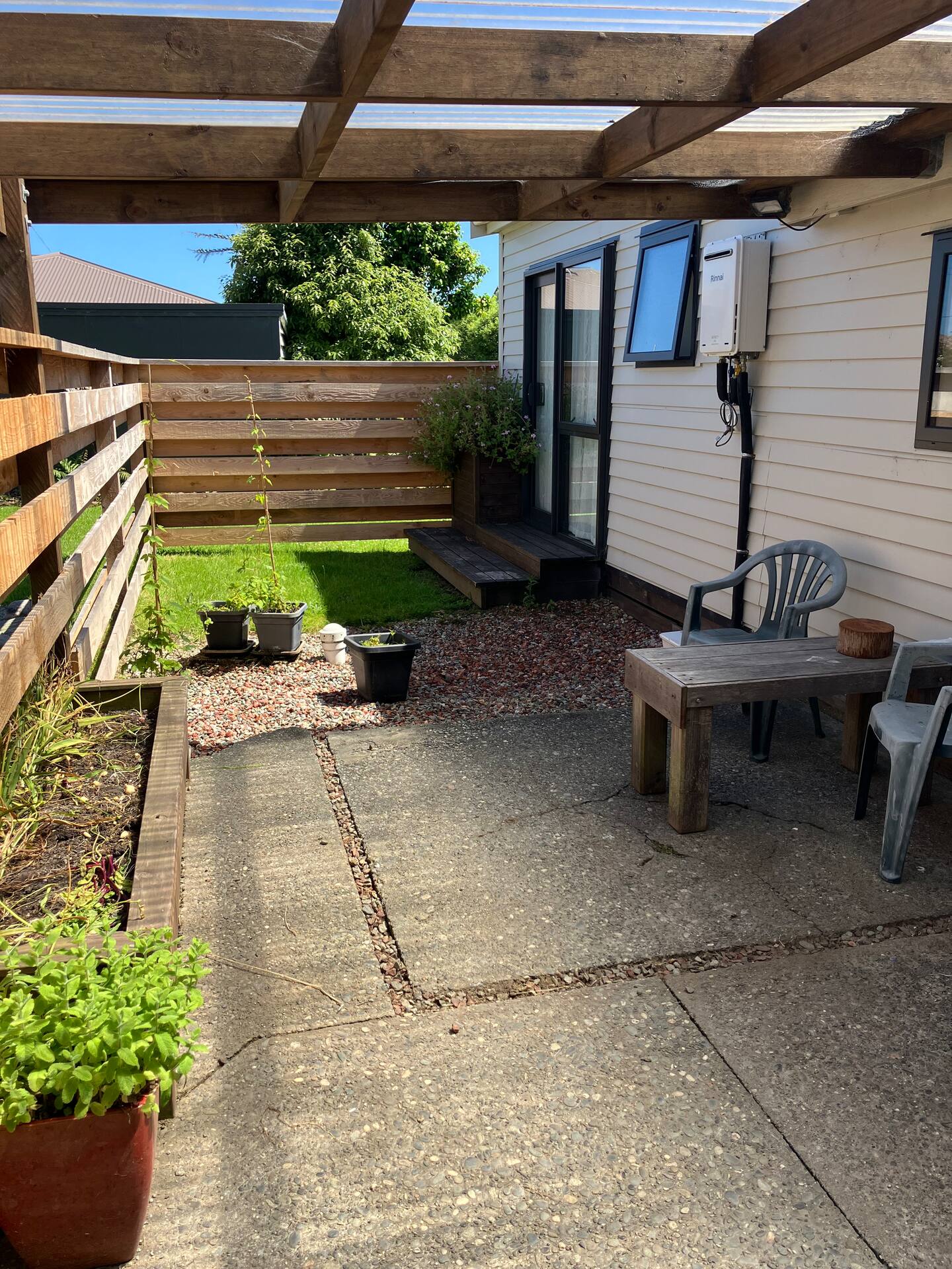 Cozy Cottage, Great Location! 2