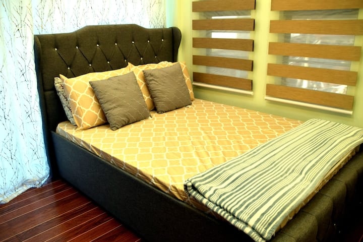 Lit Queen Size Sz avec un matelas escamotable qui peut accueillir 2. 4 corps au total.