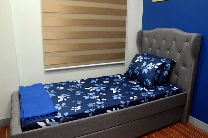 Lit gigogne pouvant accueillir confortablement 2 personnes. 