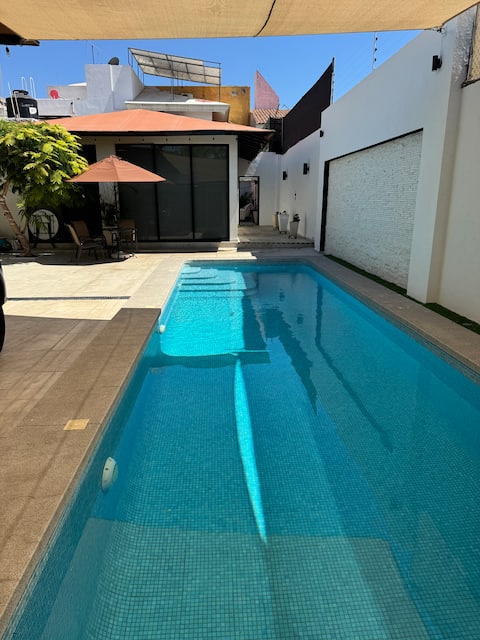 House with Private/Heated Pool King Size Bed