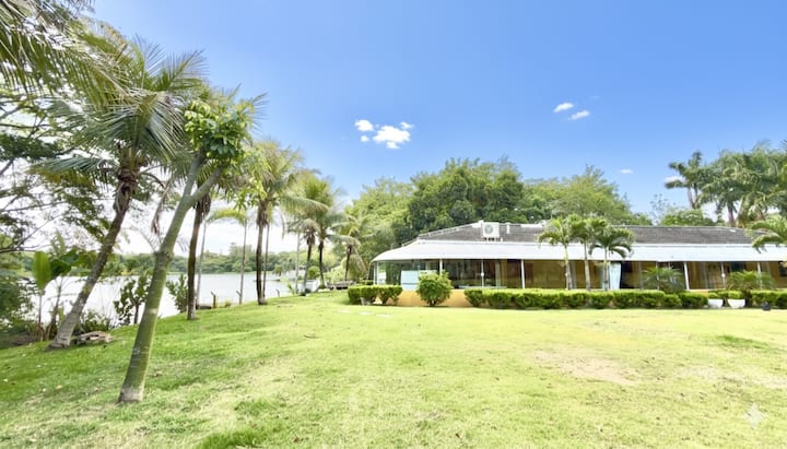 Refúgio à beira do lago no Urbanova