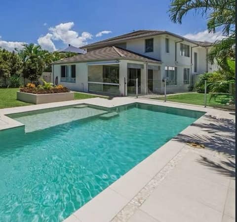 Spacious 4BR w/ Private Pool | Near Movie World