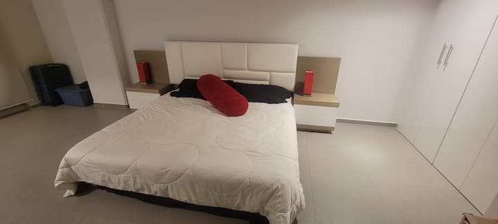 Veliki bračni krevet (širine 180 cm). ( visina 40 cm)