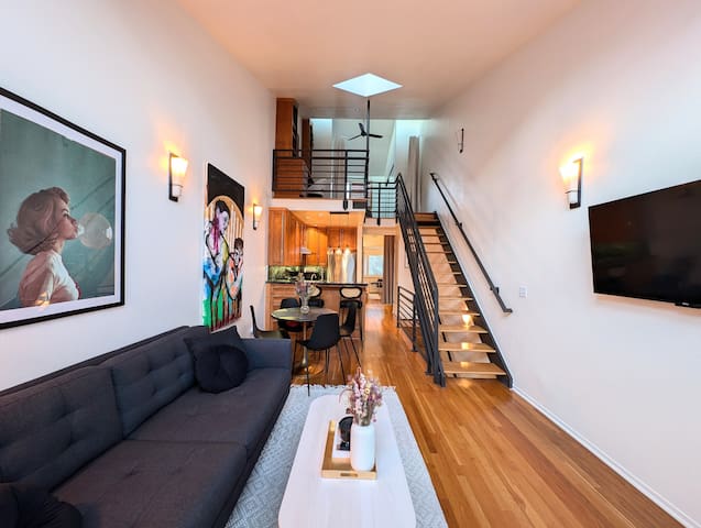 Central, Bright & Quiet Loft Townhouse