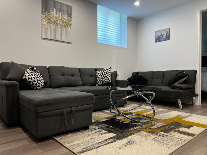 Cozy 2 Bedrooms Modern Basement Suite With Parking - Mississauga