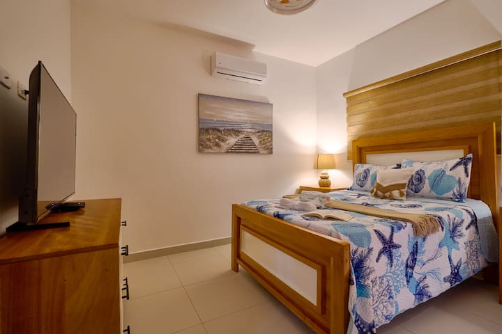 Კომფორტული საძინებელი
მშვიდი საძინებელი კომფორტული საწოლით, რბილი თეთრეულით, კონდიციონერითა და ტელევიზორით, რომელიც განკუთვნილია მშვიდი ღამეებისა და დღის სასიამოვნოდ დაწყებისთვის.
