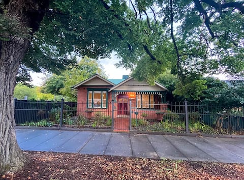 Executive Cottage:Luxe 1930s Stay in the Heart CBD