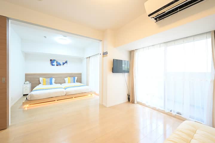 В средата на спалнята има плъзгаща се врата.Можете да изключите предложенията, когато си почивате през нощта, когато има повече членове на семейството.Ако сгънете разтегателния диван, стават 3 спални, може да се настани 1 възрастен!Две деца. Използвайте разтегателния диван като стол за хранене през деня.Местоположението на масата за хранене може да се регулира според оформлението на помещението!