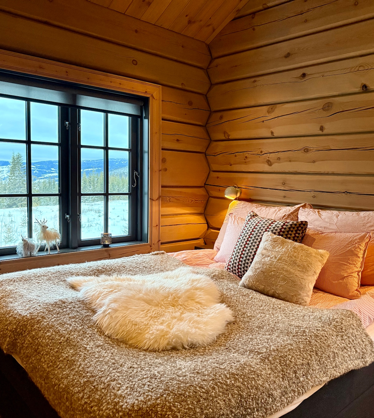 Glavna spavaća soba poziva na kavu na krevetu s pogledom na Gudbrandsdalen