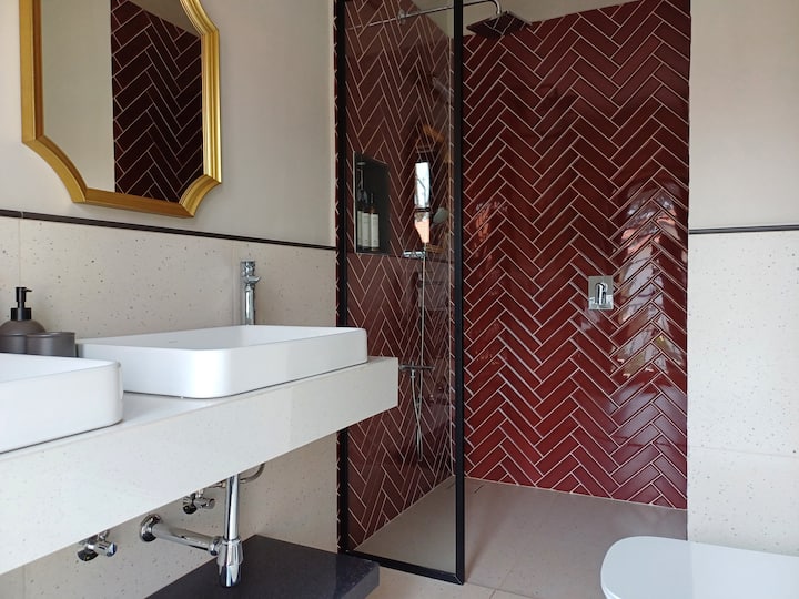 Full bathroom 1 image 2