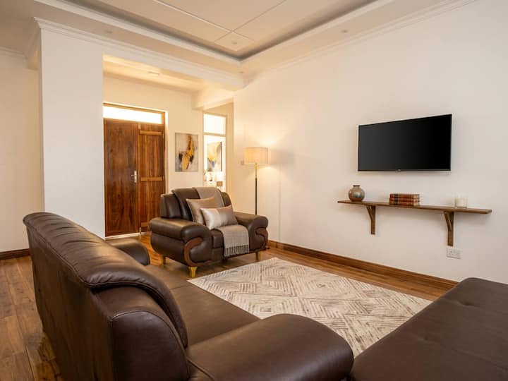 Mejora la imagen aumentando el brillo para mejorar la visibilidad y mostrar mejor la vista. Ajusta ligeramente el ángulo para incluir más de la vista al mar y menos de la pared interior, creando así una composición más atractiva y equilibrada.