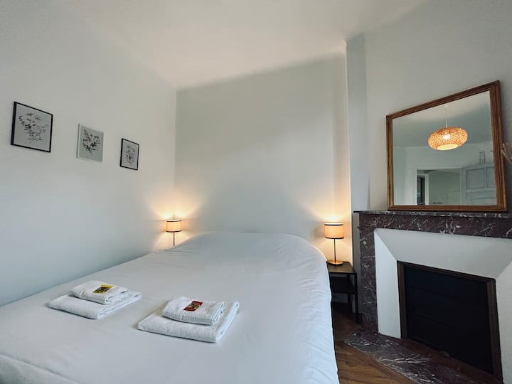 הנה אחד מחדרי השינה בבית, תהיה לכם גישה למיטה נוחה וארון בגדים לאחסון הבגדים שלכם.