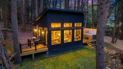 Riverfront Sauna! Hot Tub! Luxury Romantic Retreat