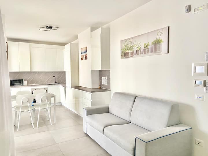 Le salon open space est un vrai cœur battant de la maison. Le canapé-lit ouvrant est la pièce maîtresse : le jour c'est un coin confortable pour bavarder et se détendre, la nuit il se transforme en un lit confortable et spacieux.