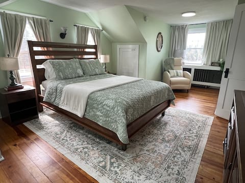 The Vintage on Market w/pool, close to Hershey