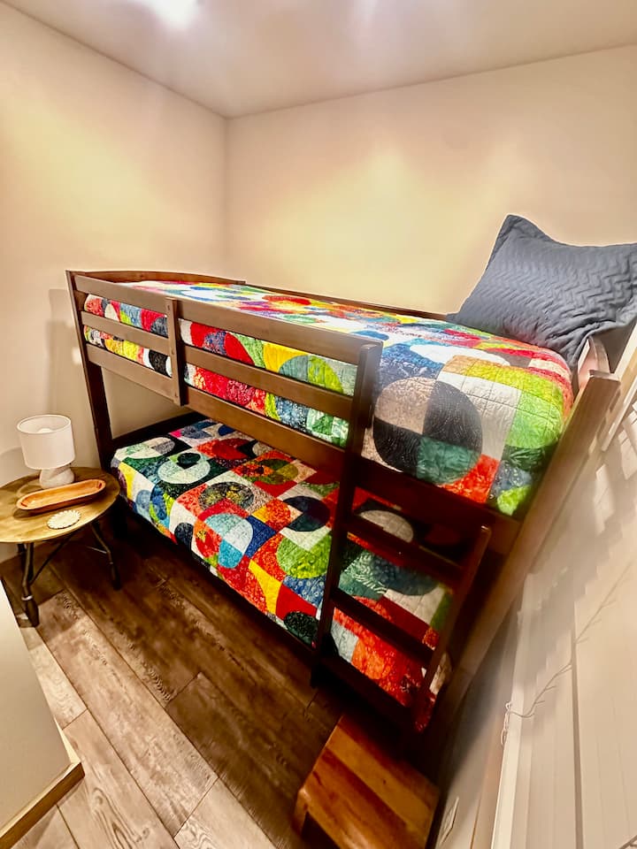 Chambre avec lits superposés au rez-de-ch